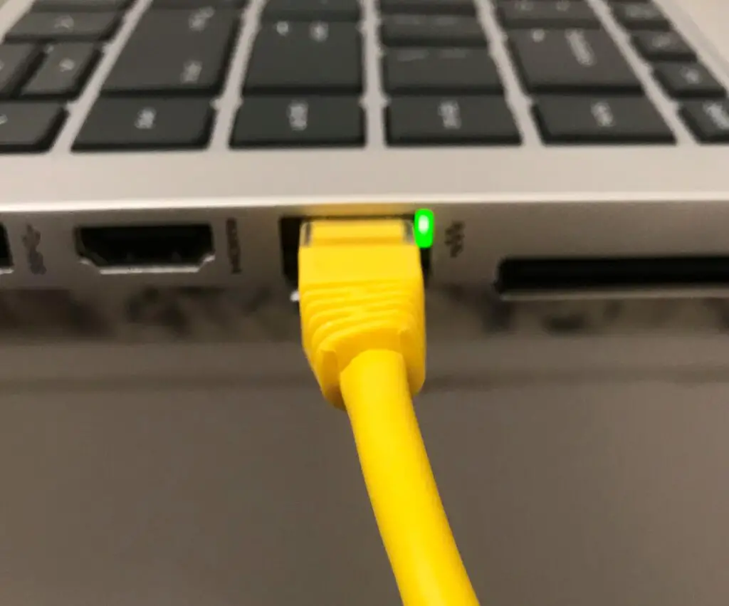 Cat5e cable with green ethernet port link light on